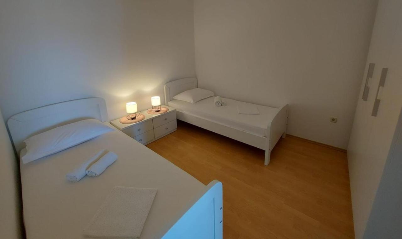Apartments Gojevic Бол Екстер'єр фото