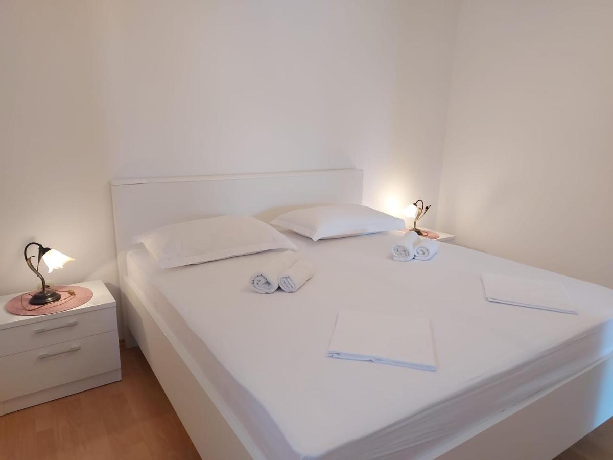 Apartments Gojevic Бол Екстер'єр фото
