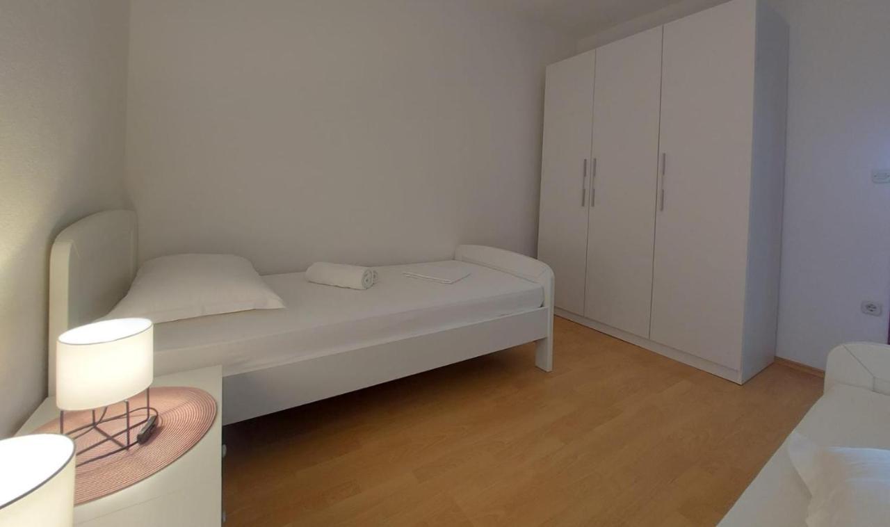 Apartments Gojevic Бол Екстер'єр фото